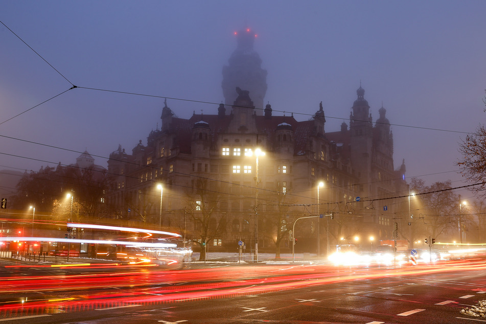 In Nebel gehüllt: Das Neue Rathaus in Leipzig am Montag.