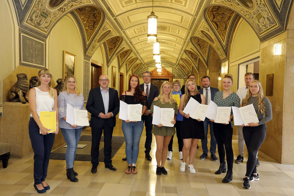 Die künftigen Kita-Erzieherinnen unterzeichneten am Mittwoch im Rathaus ihre Ausbildungsverträge.