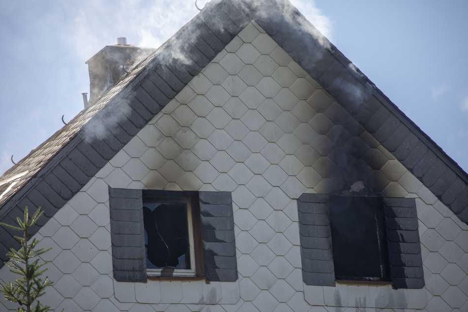 Brand gelöscht: Das Obergeschoss ist verrußt, das Haus derzeit unbewohnbar.