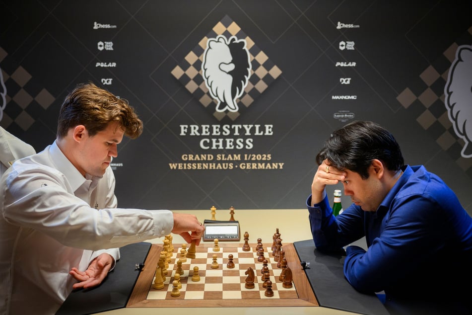 Magnus Carlsen (l-r), Weltranglisten-Erster des Schachweltverbandes, spielte hier gegen Hikaru Nakamura, Weltranglisten-Dritter des Schachweltverbandes, im vergangenen Jahr. (Archivbild)