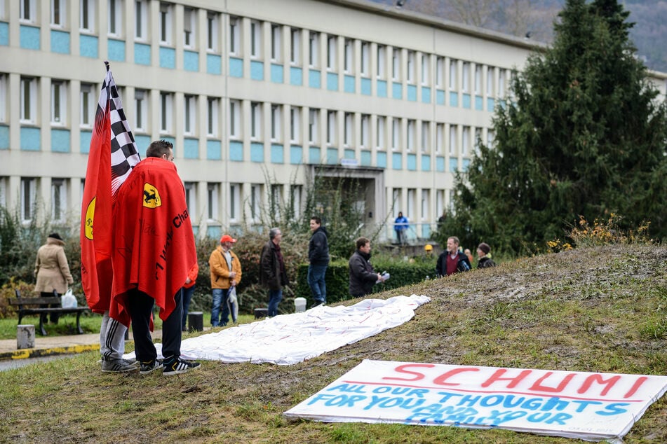 Formel-1-Fans stehen vor dem Krankenhaus in Grenoble, in dem Schumacher nach seinem Ski-Unfall behandelt wurde.