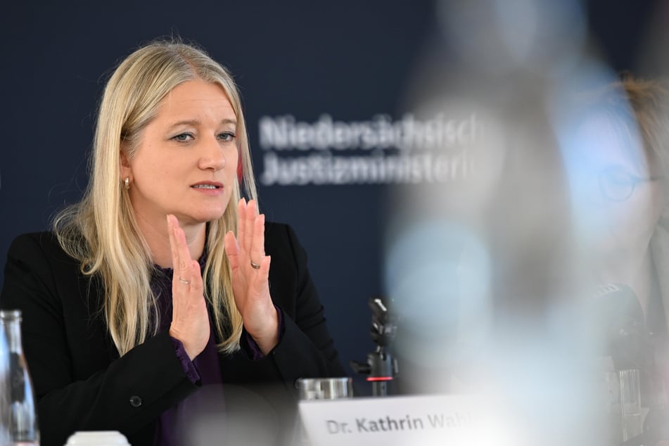 Die niedersächsische Justizministerin Kathrin Wahlmann (SPD) sprach sich am Montag gemeinsam mit Nordrhein-Westfalens Justizminister Benjamin Limbach (Grüne) dafür aus, sexuell motivierte Bildaufnahmen in der Öffentlichkeit unter Strafe zu stellen.