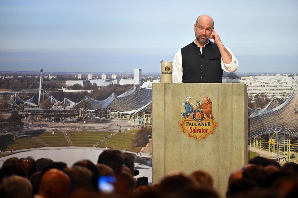 Stephan Zinner (51), Kabarettist, bei seiner Fastenrede während des Starkbieranstichs in der Paulaner Brauerei am Nockherberg.