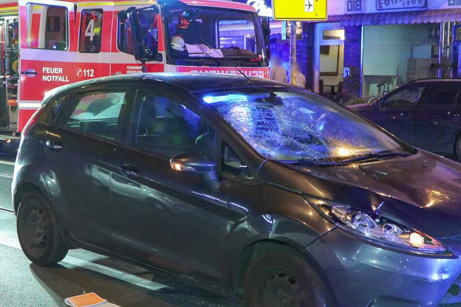 Die Windschutzscheibe des Unfallwagens wurde bei dem Zusammenprall mit den beiden Fußgängerinnen (20, 21) stark beschädigt.