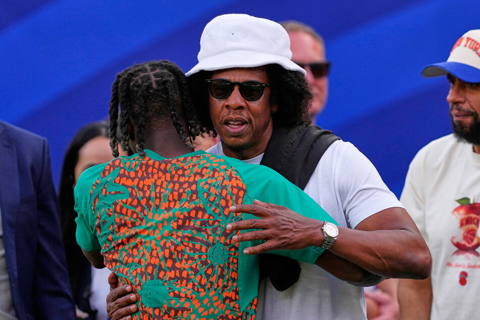 US-Rapper Jay-Z (56, r.) umarmt Leipzigs Yan Diomande (19).
