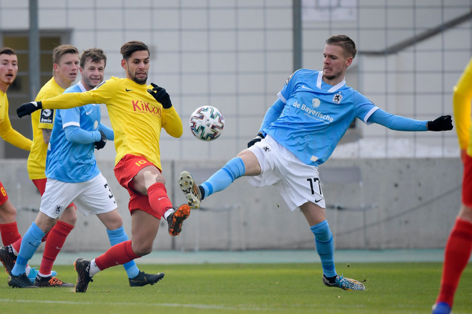 Luka Tankulic (l.) geht in den Zweikampf mit Münchens Innenverteidiger Daniel Wein.