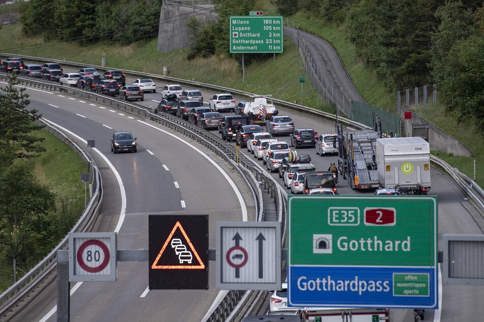 Auto an Auto: Im Sommer staut es sich immer wieder vor dem Gotthardtunnel in Richtung Italien. (Archivbild)