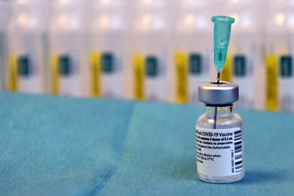 Belgien, Vielsalm: Ein Fläschchen mit dem Impfstoff von Biontech/Pfizer steht im Seniorenheim La Bouvière.