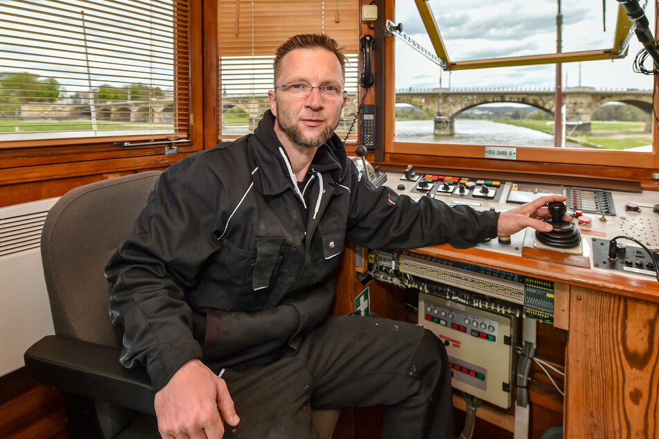 Kapitän Marco Bellmann (42) freut sich schon darauf, wieder mit Passagieren ablegen zu können.