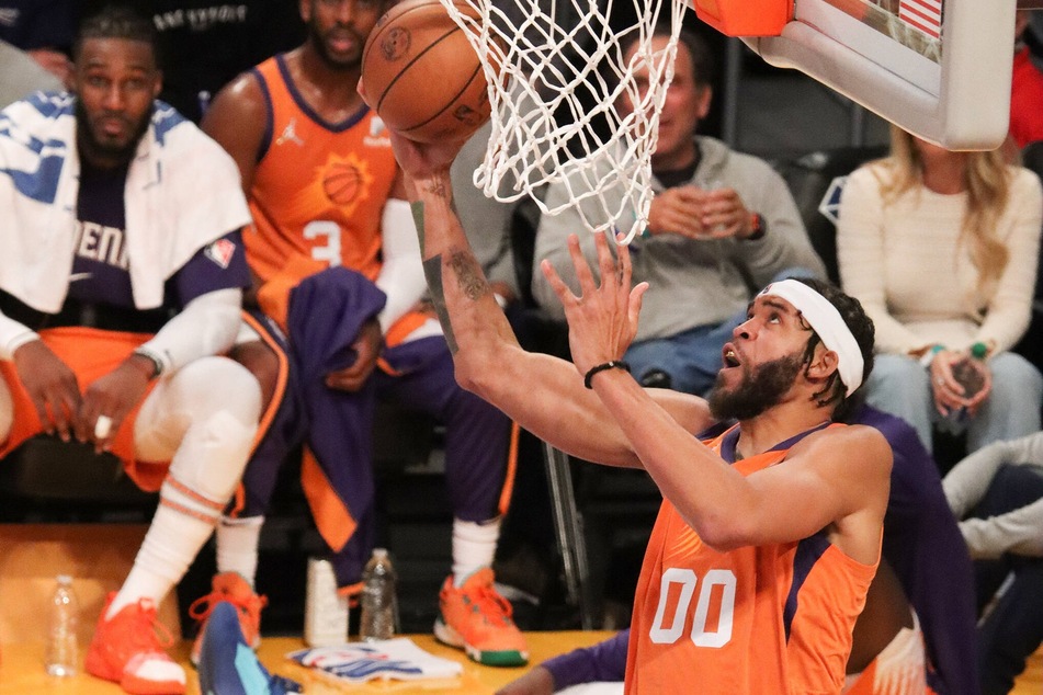 JaVale McGee scored 19 points for the Suns on Sunday night.