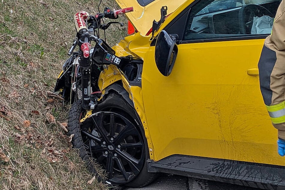 Frontalzusammenstoß bei Überholmanöver: 17-jähriger Biker schwerst verletzt