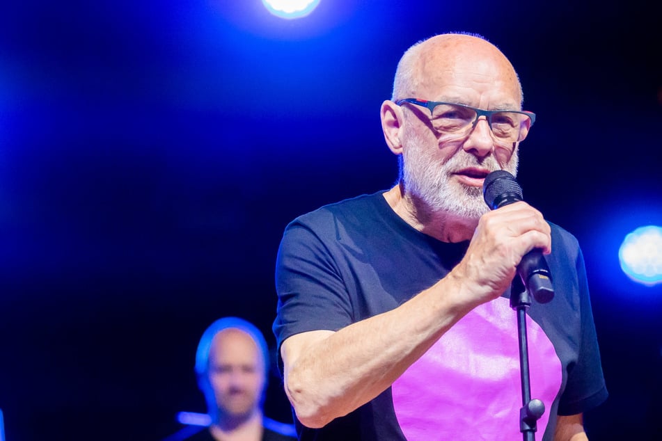 "Roy Music"-Legende Brian Eno begeistert mit Orchester in Berlins Philharmonie