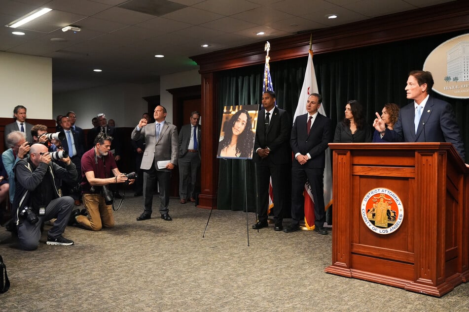 Der Bezirksstaatsanwalt von Los Angeles, Nathan Hochman, beantwortet Fragen zum Fall um die getötete 14-Jährige.