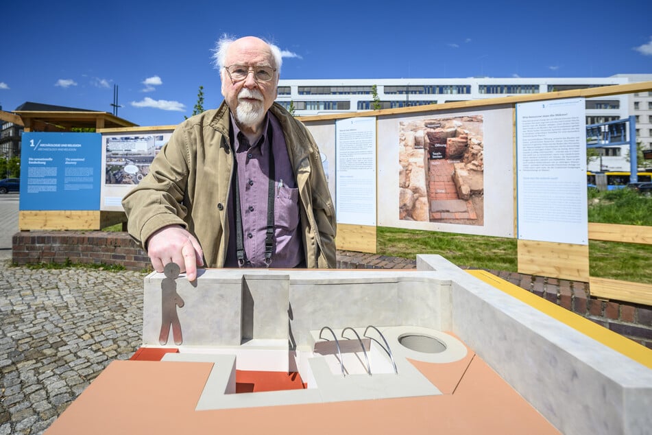 Thomas Schuler (80) von der AG Mikwe am Modell zur neuen Ausstellung: "Die Chemnitzer Mikwe - das Unsichtbare sichtbar machen".