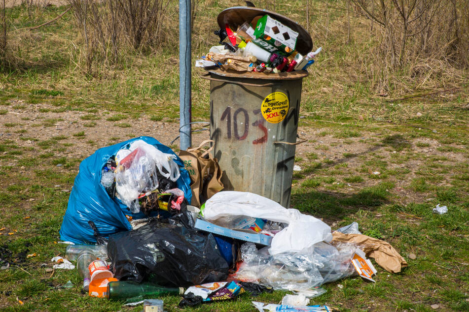 Das Ortsamt bemängelt, dass angrenzende Kleingärtner mit ihrem Müll die Abfalltonnen verstopfen.