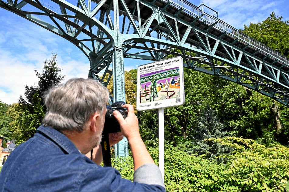 Am Rabensteiner Viadukt ziert das Gemälde "Winterlandschaft mit Eisenbahnbrücke" (1951) das Schild.