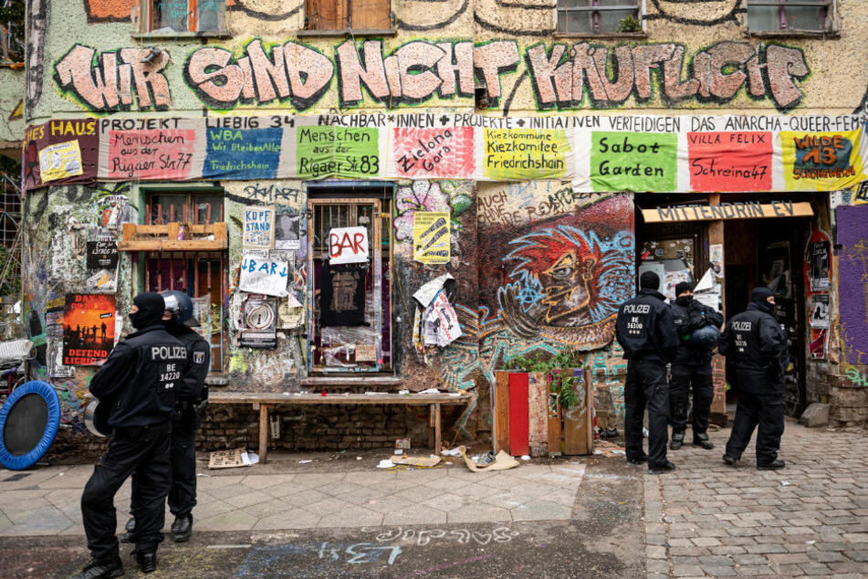 Polizisten stehen nach der Räumung am Eingang des ehemals besetzten Hauses "Liebig 34".