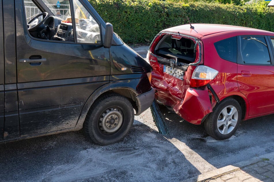 Unfall in Mittweida: Transporter kracht auf Kleinwagen