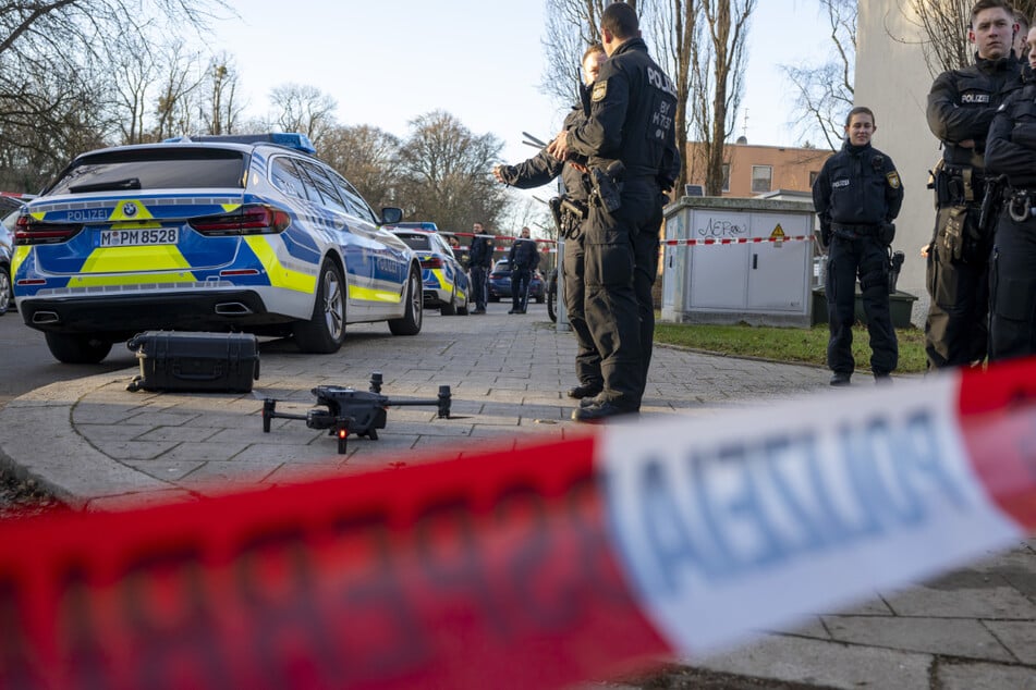 Polizisten bereiten eine Drohne für ihren Einsatz über dem Stadtteil Giesing vor.