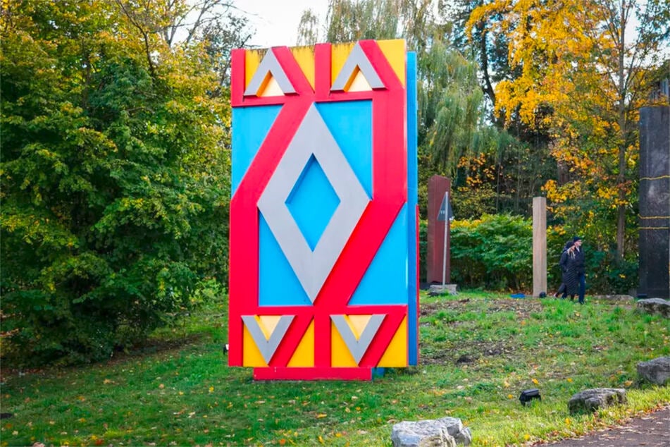 Im Skulpturenpark an der Hasenbergsteige stehen einige der meterhohen Werke von Otto Herbert Hajek.