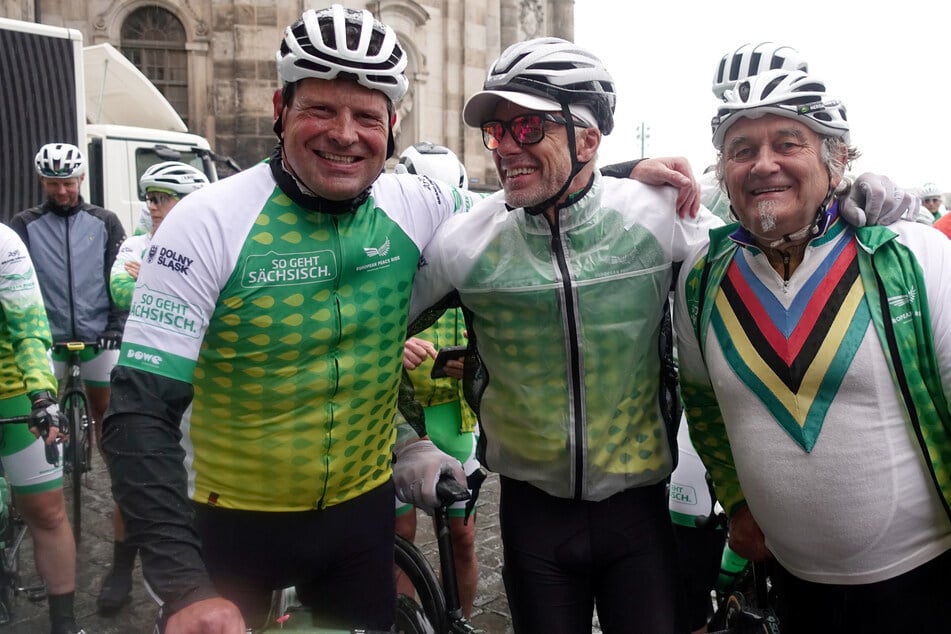 Die ehemaligen Radprofis Jan Ullrich (l.), Mike Kluge (63, M.) und Thomas Barth (66) am Sonntagmorgen in Dresden.