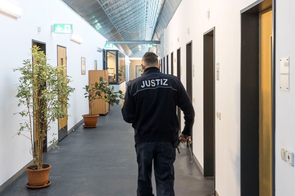 Die JVA Dresden verfügt über vier Video-, zwei Trennscheiben- und drei Familienbesuchsräume - jeweils mit getrennten Zugängen für Gefangene und Besucher.