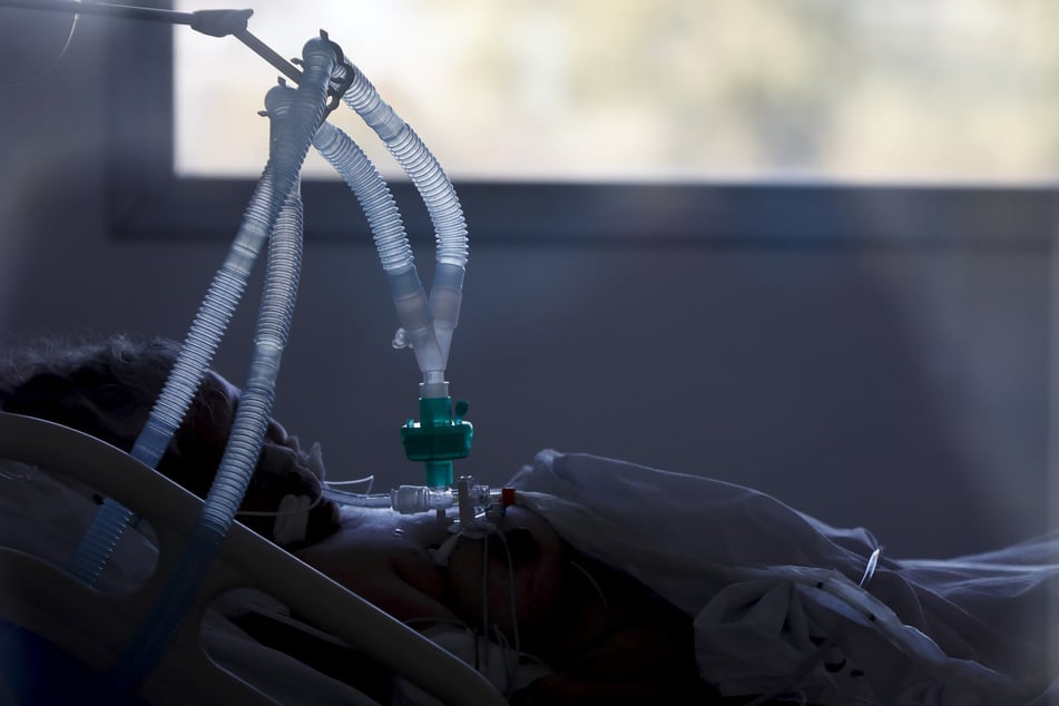 Ein Covid-19-Patient liegt auf der Intensivstation im Krankenhaus.