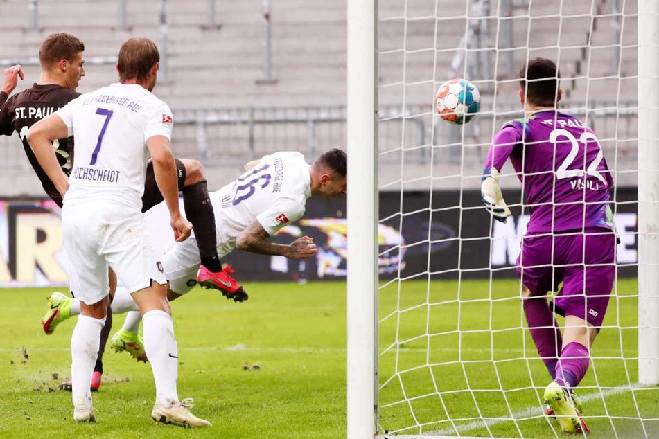 Nikola Trujic brachte Aue beim FC St. Pauli wieder in Führung, doch die Kiezkicker kamen noch mal zurück.