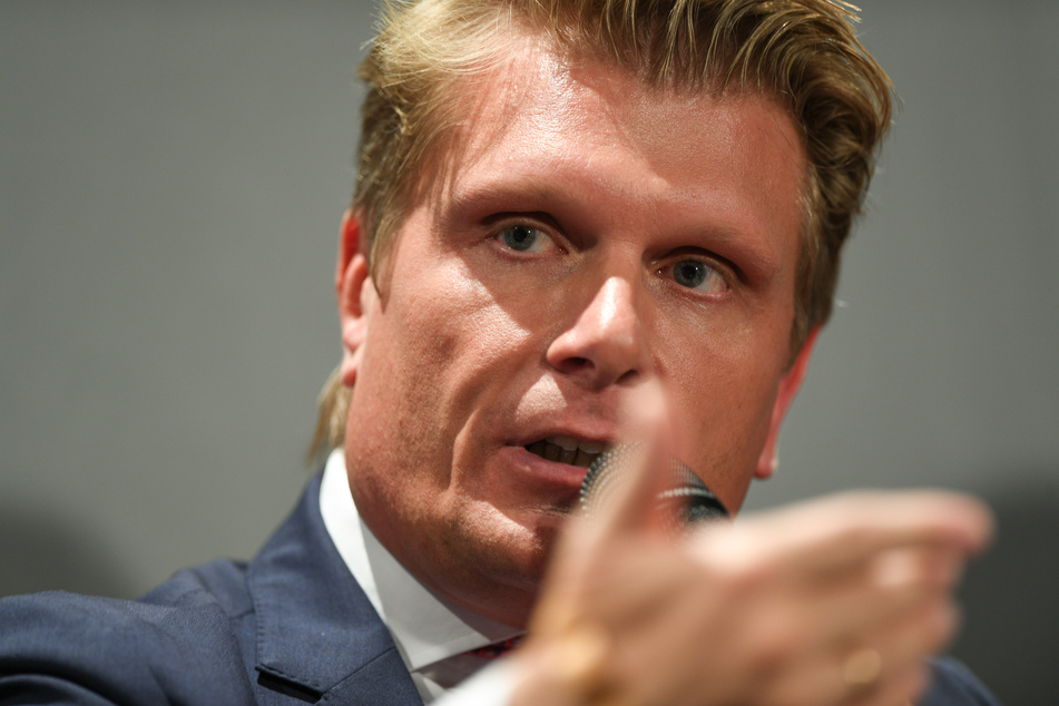Der Tourismusbeauftragte der Bundesregierung, Thomas Bareiß (45, CDU), hat vor weiteren drastischen Einschränkungen des Flugverkehrs gewarnt.