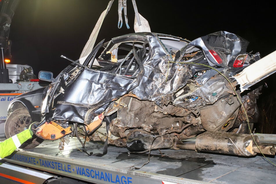 Der BMW musste abgeschleppt werden.