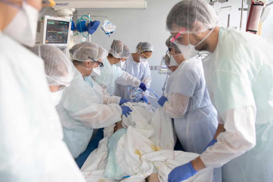 Straßburg: Medizinisches Personal betreut einen von Covid-19 betroffenen Patienten im Krankenhaus "Nouvel Hôpital Civil".