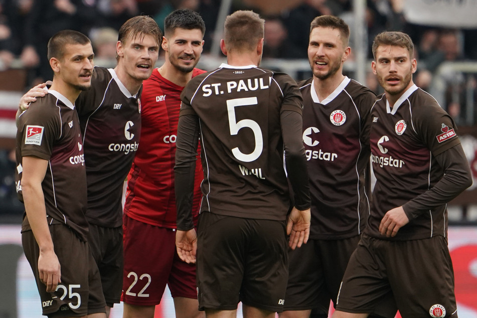 Glückliche Gesichter bei den Spielern des FC St. Pauli: Die Kiezkicker entschieden das Spitzenspiel gegen Greuther Fürth verdient für sich.