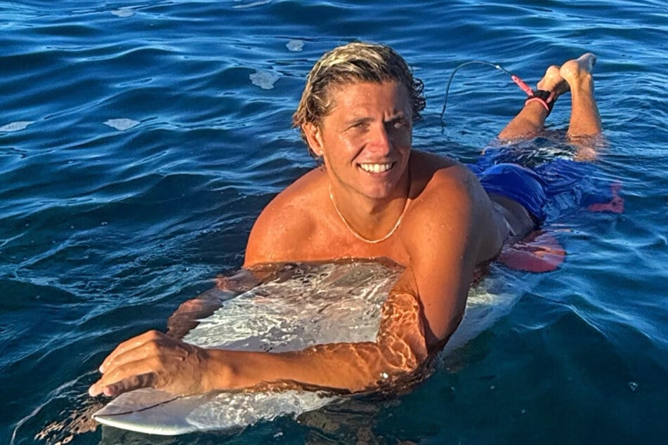 Beim Surfen wurde Guy von der Würfelqualle gestochen.