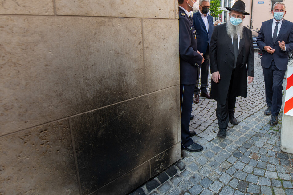 Innenminister Thomas Strobl (63, CDU, r.) machte sich im Juni 2021 mit Rabbiner Shneur Trebnik (48, l.) ein Bild von der betroffenen Synagoge in Ulm.