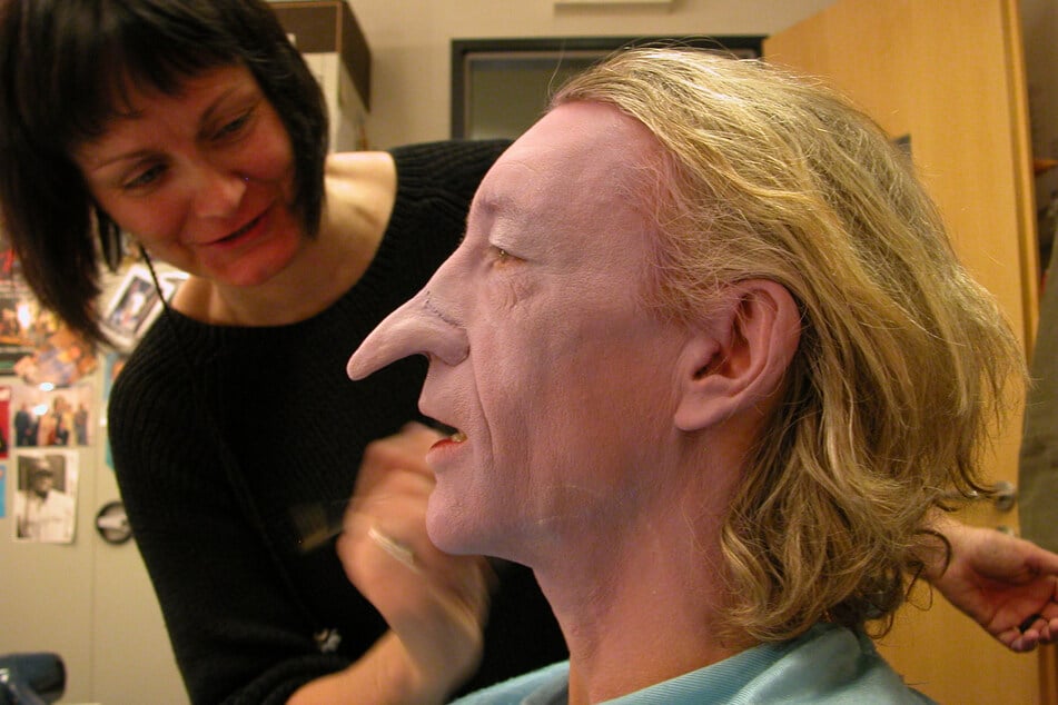 In November 2005 saß Rainer König das erste Mal für die Rolle der Hexe in der Maske.