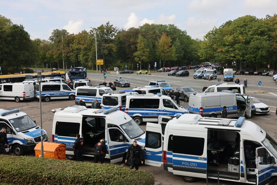 Unweit des Bruno-Plache-Stadions am Völki krachte es am Sonntag zwischen den beiden Fanlagern. Die Polizei musste auch hier eingreifen.