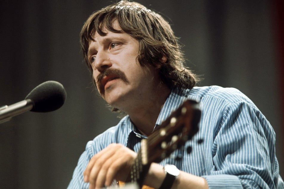 Dieses Bild zeigt Biermann während seines Auftritts am 13. November 1976 in der Kölner Sporthalle. Nach dem Konzert wurde er aus der DDR ausgebürgert. (Archivaufnahme)