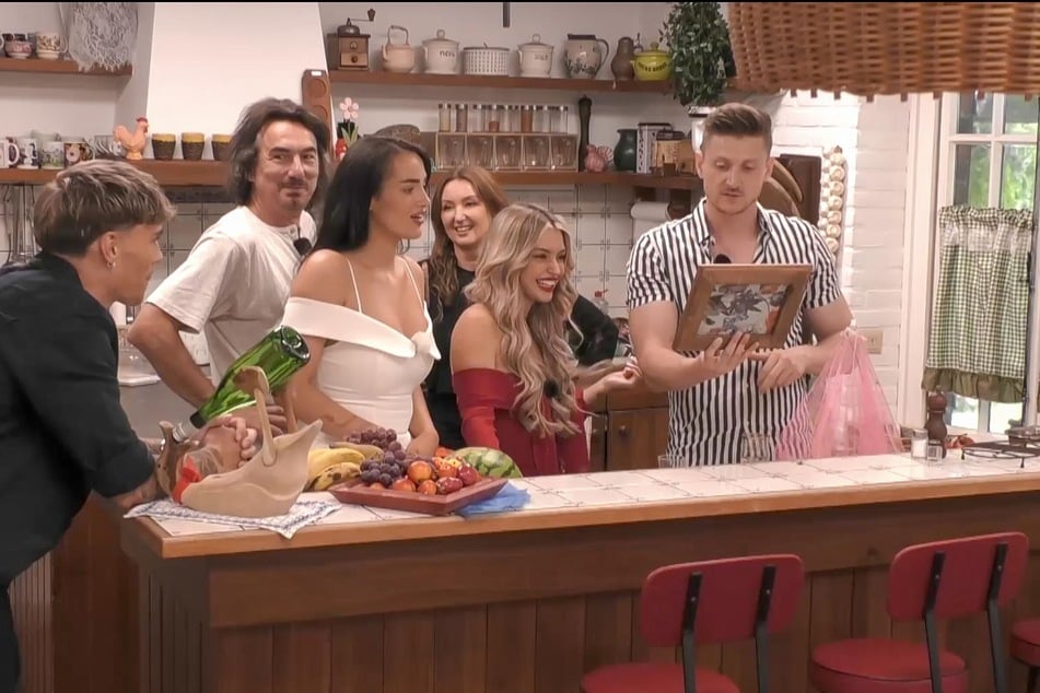 Auf die Teilnehmer der zehnten Staffel vom "Sommerhaus der Stars" warten gleich mehrere Überraschungen!