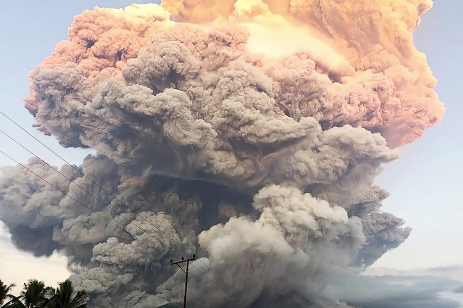 Eine solch beeindruckende Aufnahme wurde vom indonesischen Zentrum für Vulkanologie und geologische Gefahrenabwehr (PVMBG) festgehalten.