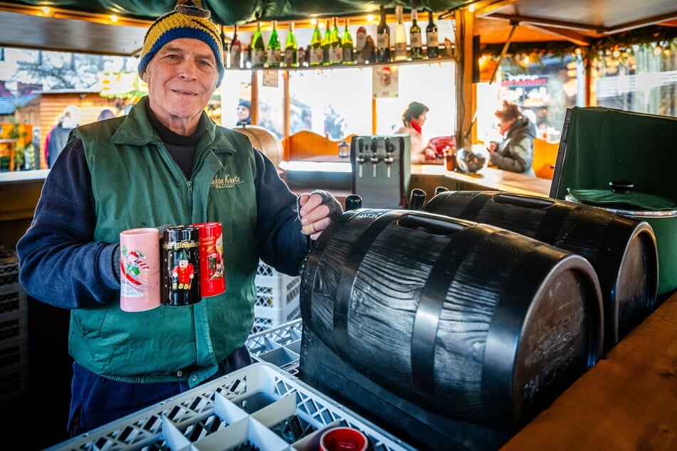 Händler Rudolf Keck (65) vom Weingut Stefan Kantz hat Kunden, die nach seltenen Motiven fragen.