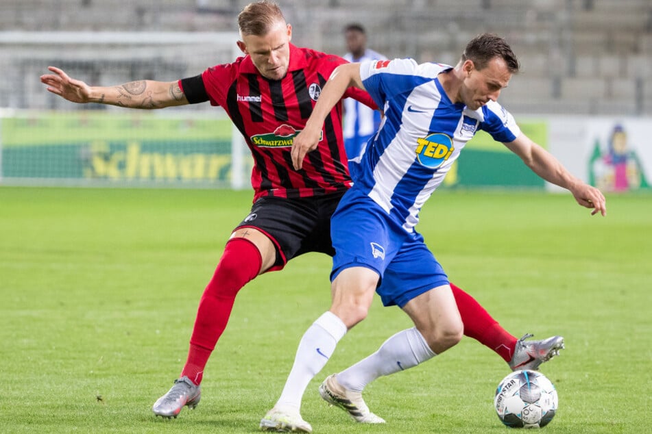 SC-Kicker Jonathan Schmid (l) im Zweikampf mit Herthas Vladimir Darida.