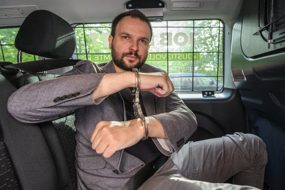 TAG24-Reporter Robert Preuße ließ sich gestern Handschellen anlegen.