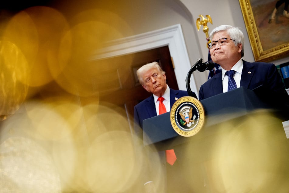 Taiwan Semiconductor Manufacturing Company (TSMC) CEO C.C. Wei (r.), accompanied by US President Donald Trump (l.), pauses while speaking in the Roosevelt Room of the White House on Monday in Washington, DC.