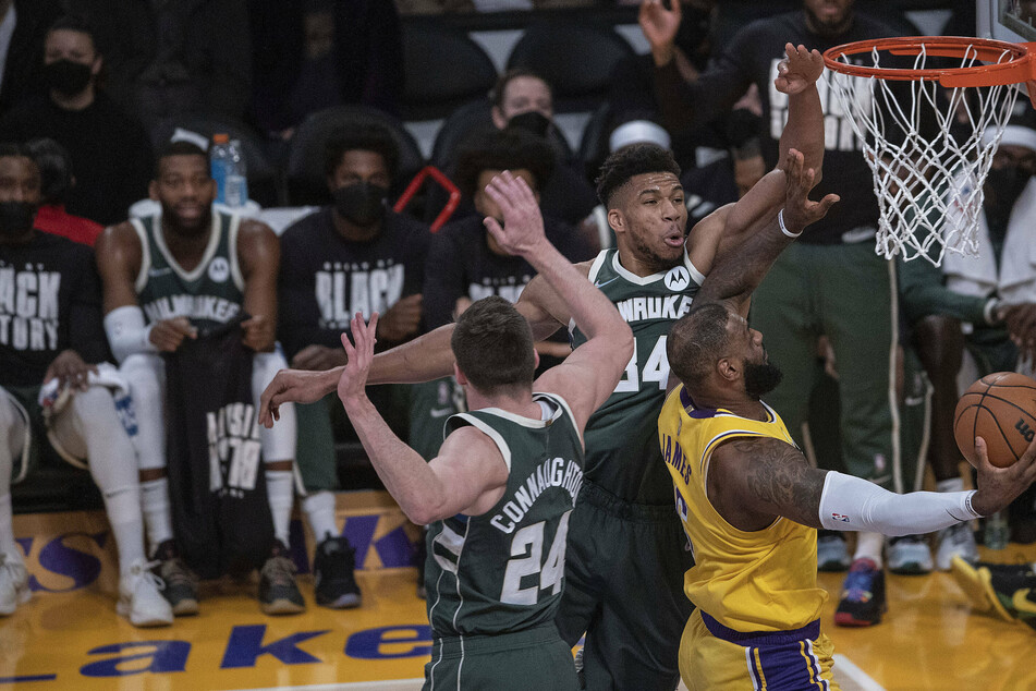 NBA roundup: Bucks trample Lakers on the road, Booker keeps Suns streak going