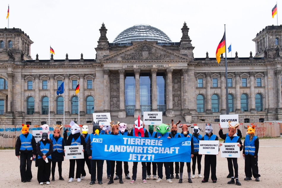 PETA fordert von den Politikern eine Agrarwende ohne Tierhaltung, und zwar mit veganem Ökolandbau.