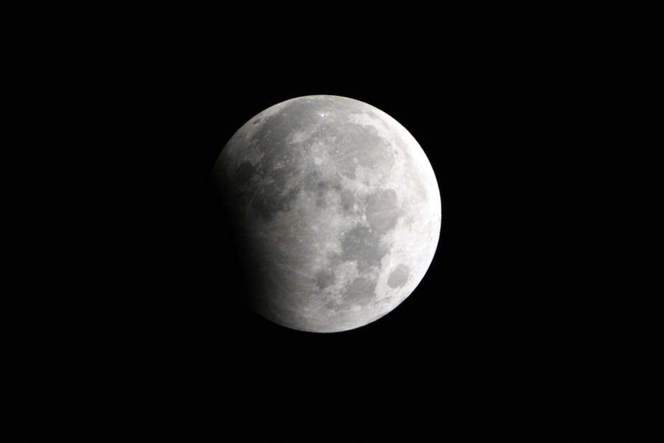 Am Freitag ist mit etwas Glück eine partielle Mondfinsternis zu sehen - auch über Hamburg. (Symbolfoto)