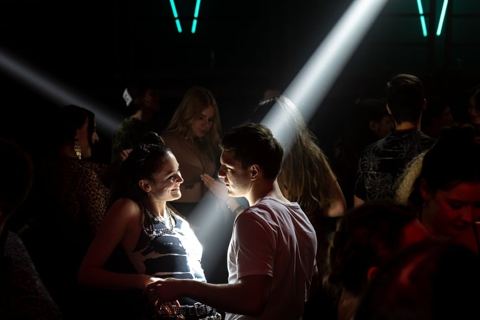 Dennis pirscht sich nach seiner Entlassung gefährlich nah an Josi heran.