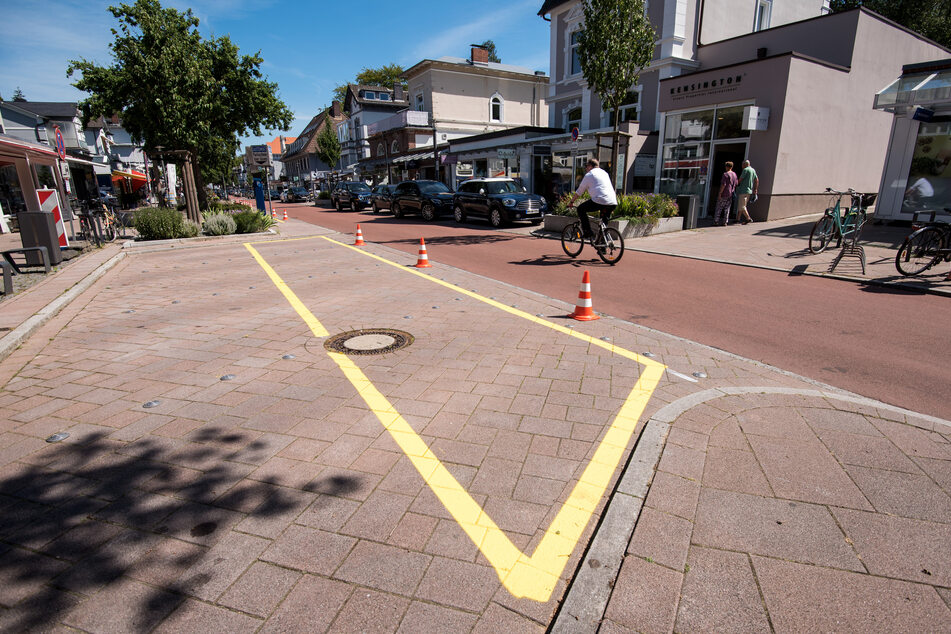 Eine neue Straßenmarkierung ist im Stadtteil Othmarschen auf den Parkflächen aufgebracht.