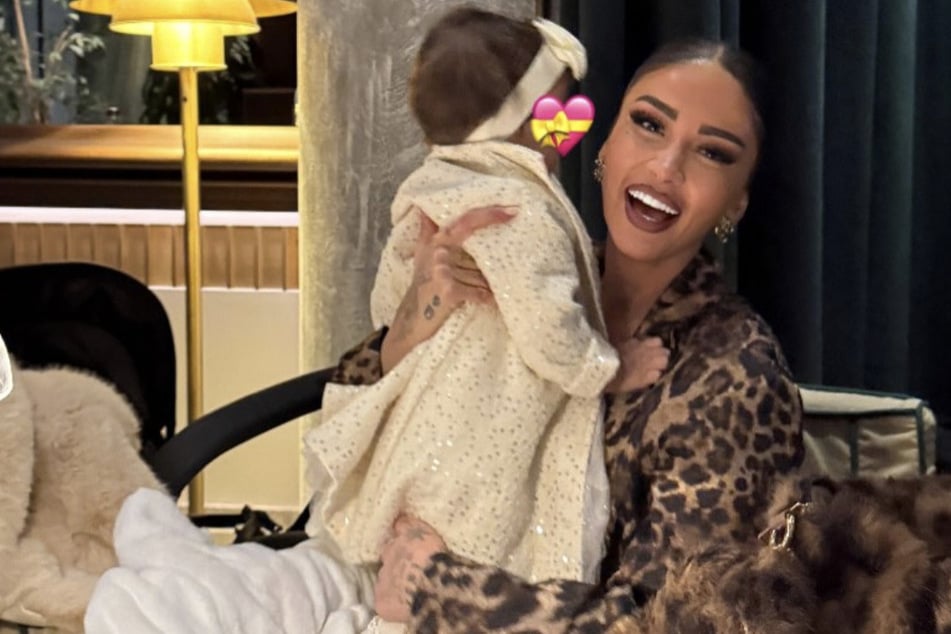 Eine glückliche Mutter: Christina Dimitrious (34) kleine Tochter kam im März 2025 zur Welt.