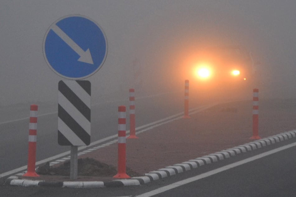 Auch am Wochenende müssen Autofahrer in den Nächten in Hessen mit Nebel rechnen. (Symbolfoto)